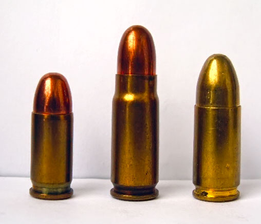 Патроны 7.65mm Browning, 7.62mm Tokarev, 9mm Luger (слева на право)